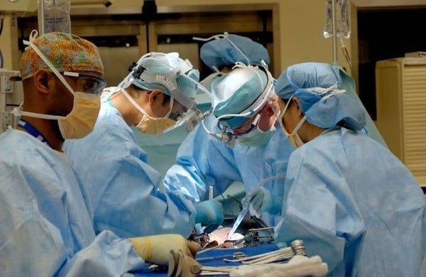 Comprendre les risques de la chirurgie du dos avant de prendre une décision